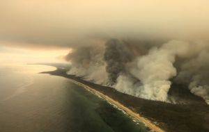 The cloud has risen to 6,000m above sea level and there is no meteorological reason for it to fall back to Earth, said Urra. It poses no threat to Chileans.