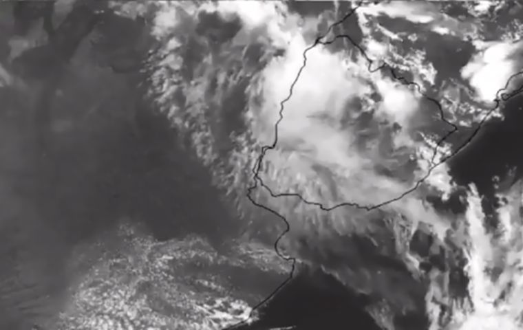 The cloud has risen to 6,000m above sea level and there is no meteorological reason for it to fall back to Earth, said Urra. It poses no threat to Chileans.