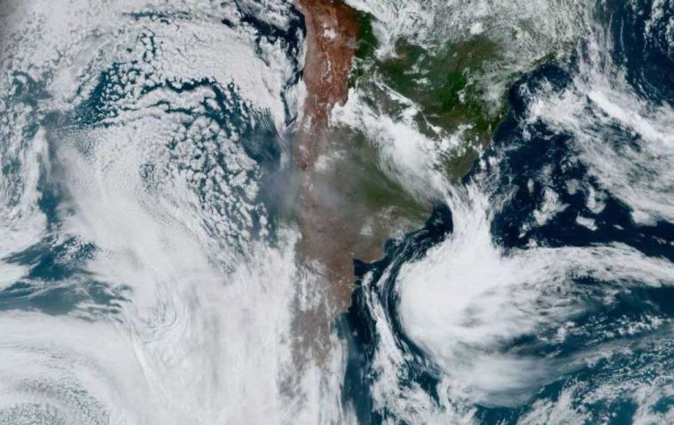 Private meteorological company MetSul also tweeted about the arrival of a smoke cloud to Porto Alegre, the capital of Rio Grande do Sul