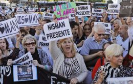 The march was convened by activists through the social networks, and among the many attendants were the mother and sister of Nisman, Sarah Garfunkel and Sandra Nisman