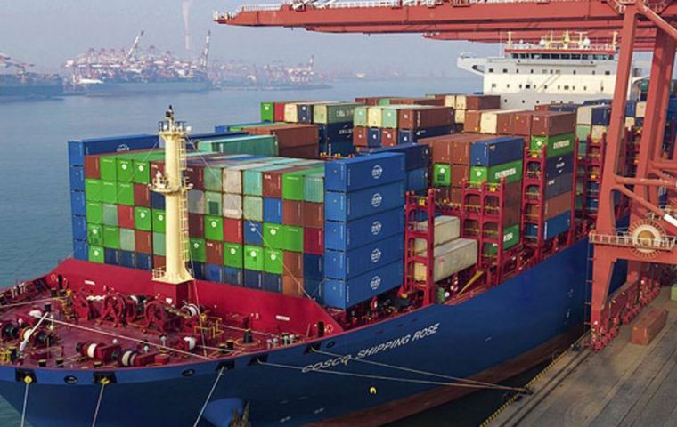 Folha de S.Paulo reported that some Chinese importers are refusing to pay for shipments that already arrived in China, seeking a discount from exporters
