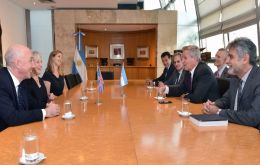 Argentine foreign minister Felipe Solá, Baroness Hooper from the House of Lords, Daniel Filmus and British ambassador Mark Kent during a meeting last December 