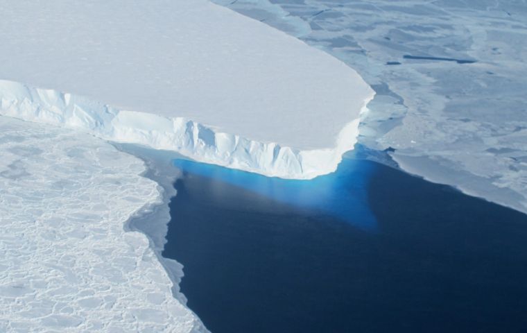 The researchers, working on the Thwaites Glacier, recorded water temperatures at the base of the ice of more than 2 deg C, above the normal freezing point. 
