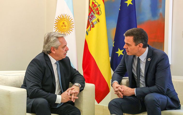 On Tuesday before flying to Paris, president Fernandez met with his peer Pedro Sanchez at the Moncloa Palace