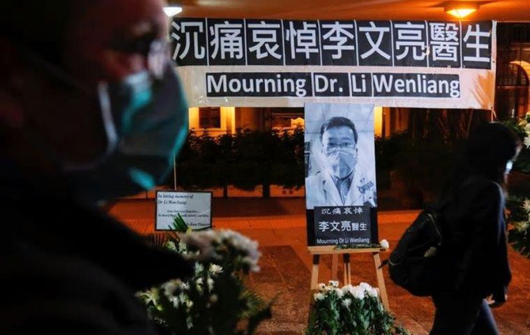 ”Ophthalmologist Li Wenliang of our hospital, who was unfortunately infected during the fight against the pneumonia epidemic from the novel coronavirus, died at 2.58am on Feb 7, 2020 despite all-out e
