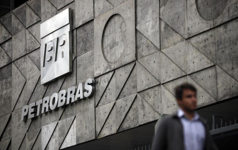 Petrobras priced the offering at 30 Reais per common share, a discount of 1.57% relative to Wednesday's closing price. BNDES sold 22 billion reais in shares