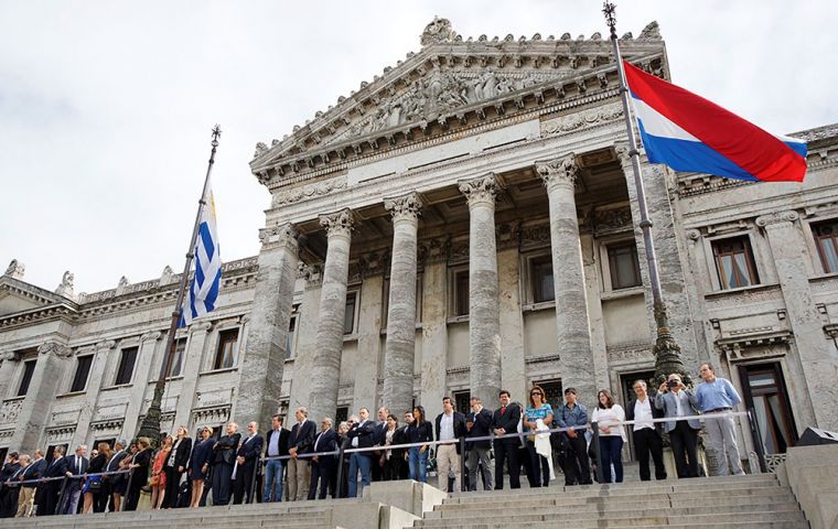 Parliamentarians during an official act in front of the Congress on December 15, 2018. Photo: Sebastián Astorga.