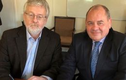 The Chairman of FIFCA Stuart Wallace, and the Falkland Islands Government Chief Executive, Barry Rowland, sign the Falkland Islands Fishery Accord