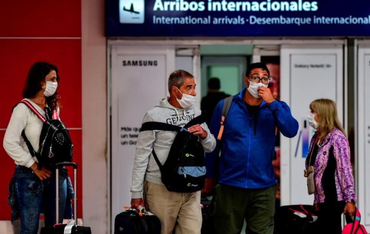 An arrival gate in Argentina with people using masks against the Covid-19 pandemic.