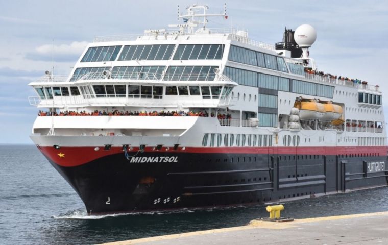 The Norwegian flagged vessel Midnatsol arrived on Saturday to Ushuaia from an Antarctica cruise
