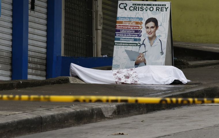 The body of a coronavirus victim lays abandoned in front of a medical center in Guayaquil. EFE / DIARIO EXPRESO (DIARIO EXPRESO)