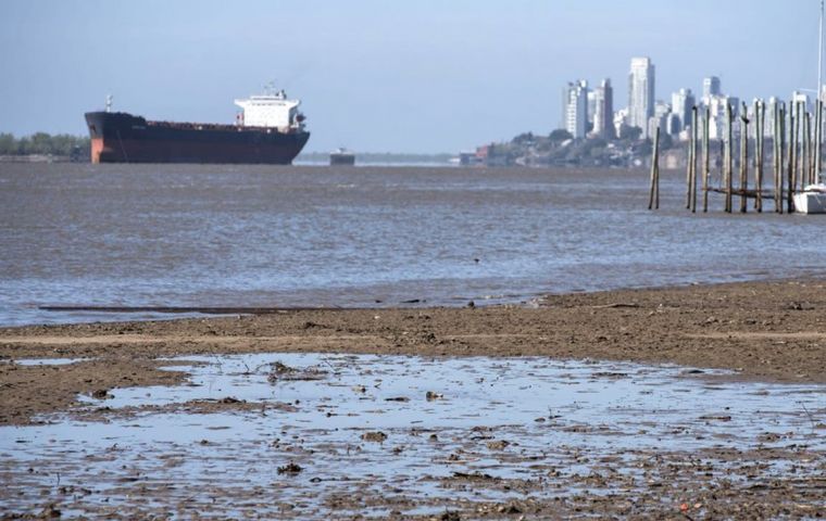 The water level of Parana river at Puerto Rosario is barely one meter and the last time it was below one meter in this region was on January 10, 1989, the report said.