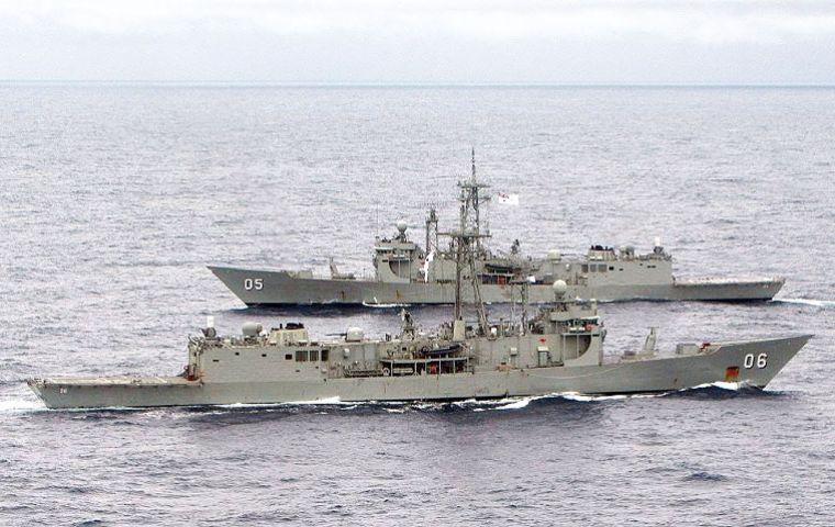 The former RAN vessels are intended to replace two recently decommissioned Chilean warships which were acquired second-hand from the Netherlands in 2004.