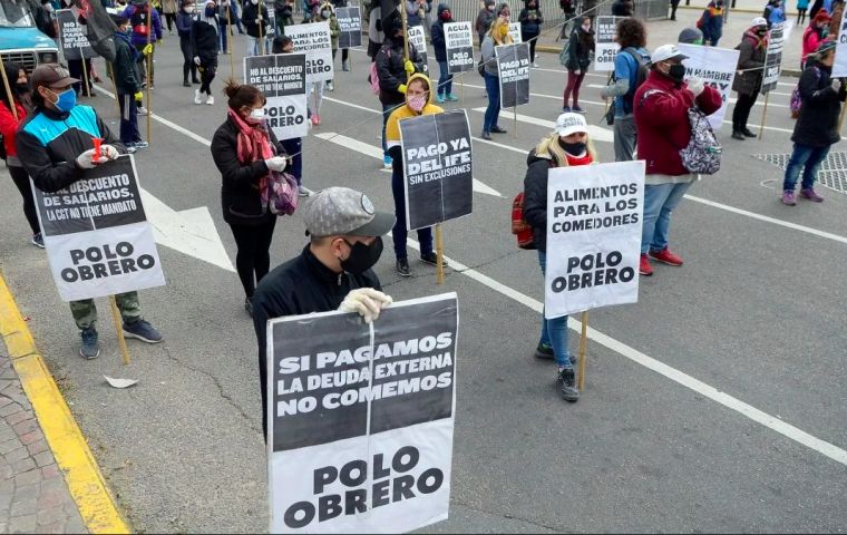 The activist stood apart from each other, wore face masks and gloves respecting the social distancing requirements. Banners read “with hunger there is no quarantine.”