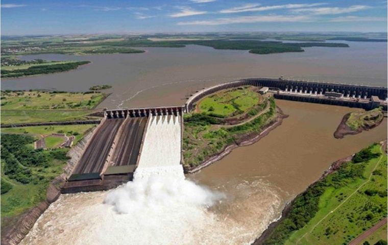 Brazil, Paraguay and Argentina have been negotiating the opening of the spillway, but had to wait for the reservoir to reach its normal level, 219 meters above sea level