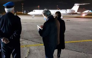 Uruguay Interior Minister Jorge Larrañaga supervised the extradition and allowed the plane to take off at 6:20 a.m..