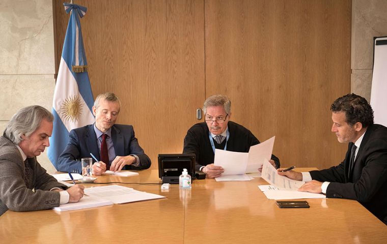 Minister Felipe Solá and members of his cabinet during the round of talks with peers