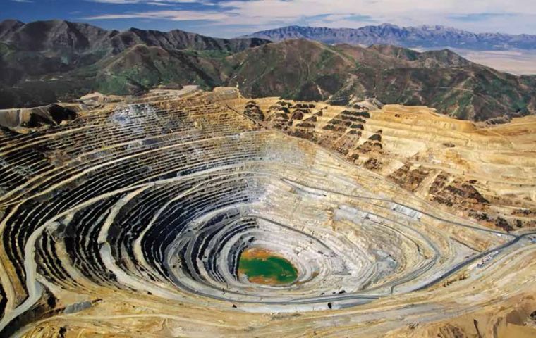 The federation also demanded that health and mining officials be more transparent in disclosing information about sanitary inspections at mines.