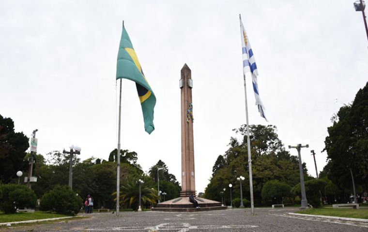 Uruguay despite having an open border with south Brazil and several integrates towns has managed to keep the pandemic contained 