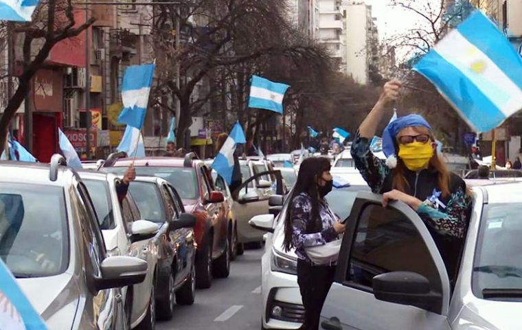 Demonstrators in the Obelisk and in front of Government House. Caravans of cars and pedestrians wave Argentine flags and demand freedom and justice 