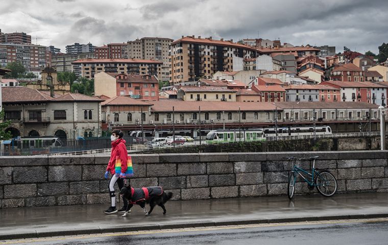 A woman walking her dog in Bilbao during a total lockdown on May 14th. Photo: SEBASTIÁN ASTORGA