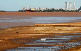 With the historic fall in the level of the Paraná River, ships leaving Argentina, have had to set sail with a smaller volume loaded, in order not to run aground