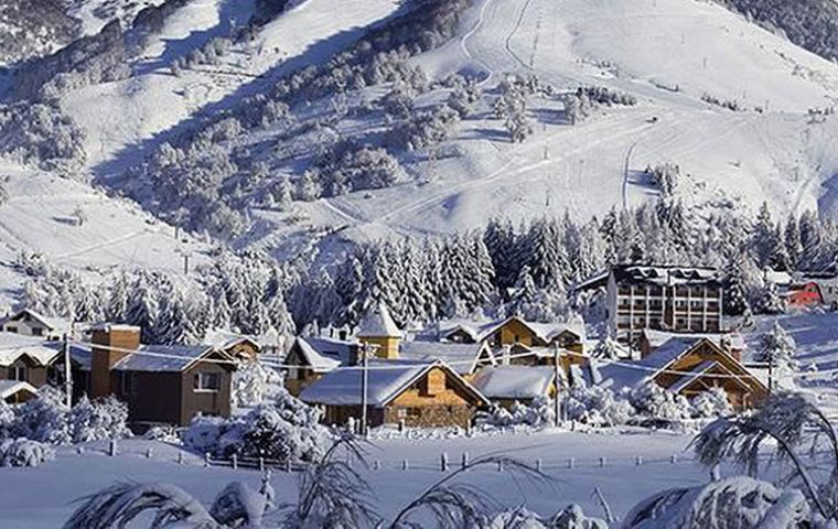 A blanket of snow is covering Patagonia provinces restricting vehicle circulation and has even brought down several high tension power towers 