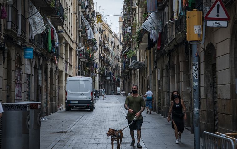 A man walks his dog in El Raval, one of the most populated neighborhoods in Barcelona, in late July. Catalonia was the first region in suffer this second wave of infections in Spain. SEBASTIÁN ASTORGA