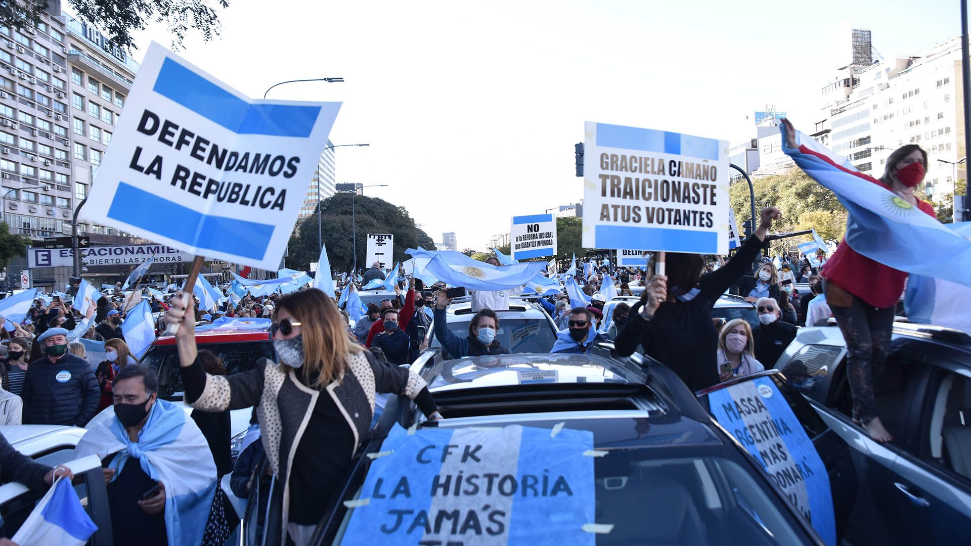 Thousands waving national flags demonstrate across Argentina to protest  against government plans — MercoPress