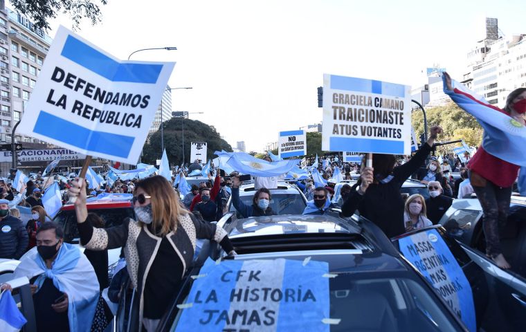 Demonstrators marches in Argentina's main cities, Buenos Aires, Rosario, Cordoba, Santa Fe, Mar del Plata, Tucuman