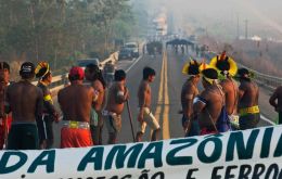 Brandishing bows and wearing traditional feather headdresses, protesters from the Kayapo Mekranoti tribe had been blocking highway BR-163 through the Amazon