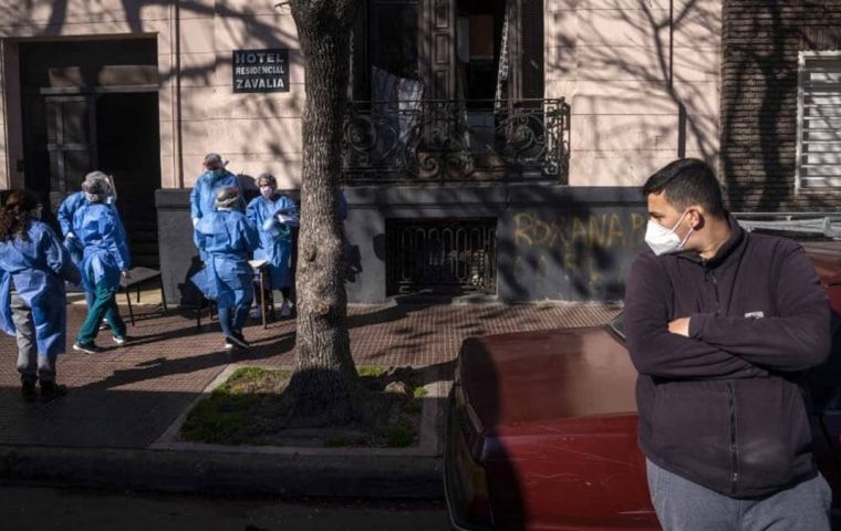 The announcement comes after thousands of Argentines participated last Monday in a march calling for the restrictions to be lifted and stalled economic activity restarted