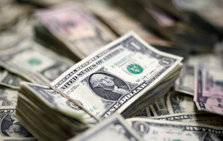 The new bonds, issued at the start of the month after a largely successful US$ 65 billion restructuring, have all dropped, ranging between 35-45 cents on the dollar