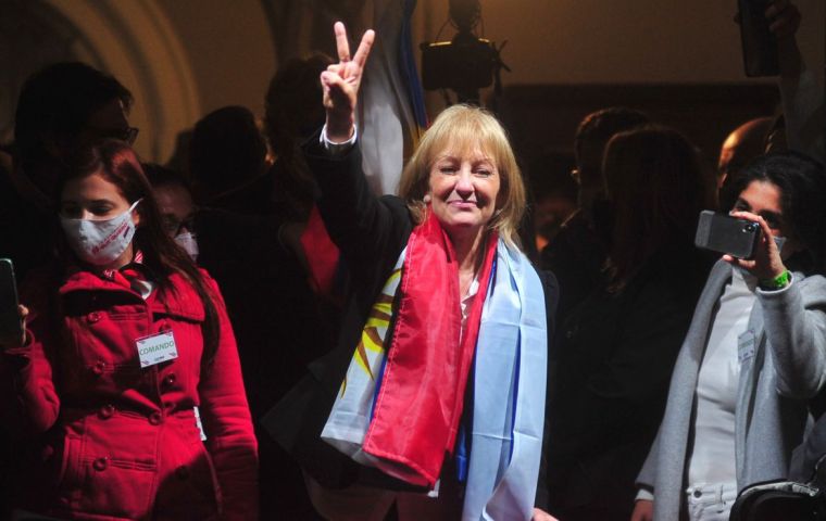Carolina Cosse, addressing her followers as confirmed next mayor of Montevideo 