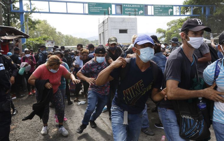 In a televised message, president Giammattei said Guatemalan security forces were able to “contain” the caravan, “a factor in the transmission of the virus”
