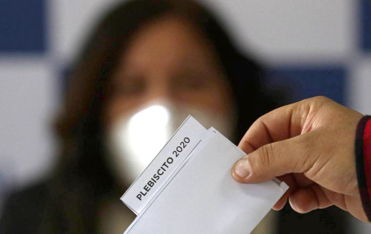 On Oct. 25, Chile will hold a referendum that asks voters two questions: Should Chile convene a constitutional convention to write a brand-new constitution? 