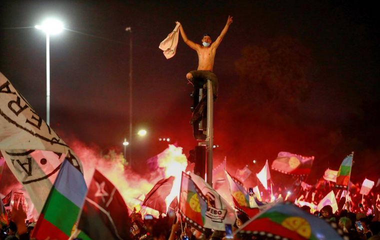 Just over 78 percent, that is, nearly six million people, voted “I approve”, while nearly 22 percent of voters voted “I reject”. Photo: EFE