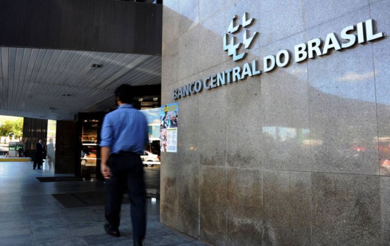 The central bank sold US$ 787 million in the spot market as the dollar topped 5.80 reais for the first time since May. This follows the sale of US$ 1 billion in the spot market on Wednesday