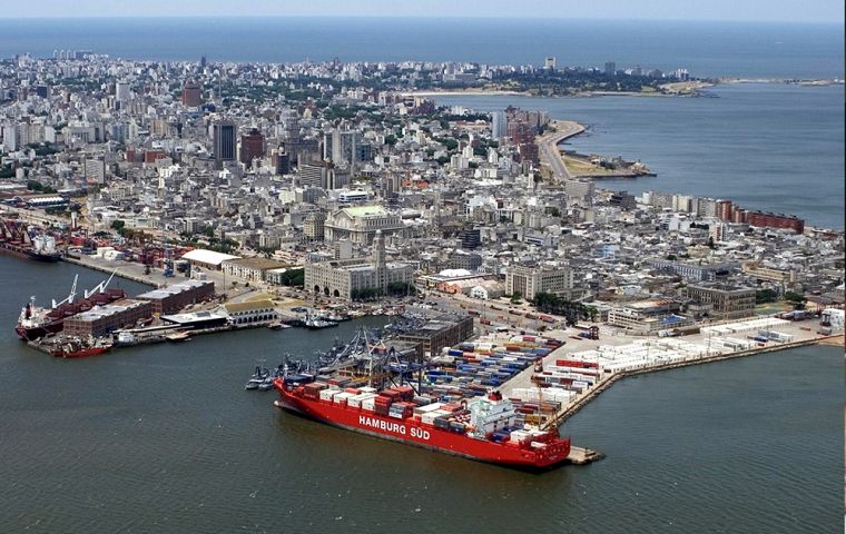 El Faro de Vigo reported that at the end of the squid season in the Falklands several vessels avoided Montevideo, involving thousands of tons