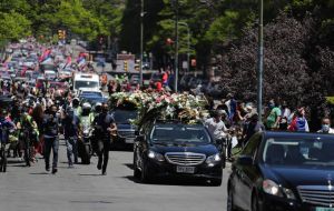 People were invited to follow the procession in their vehicles with Uruguayan and Broad Front flags