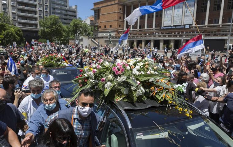 The funeral procession left on Sunday, 13:00 hours from Town Hall where Vazquez was first elected mayor