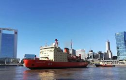 Icebreaker ARA Admiral Irizar leaving Bs. Aires port