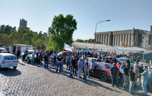 The oilseeds workers' federation and the URGARA union, representing workers who inspect grains at port, started the 24-hour strike on Wednesday