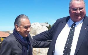 Mr. Eunerkian and Roger Spink MLA during the visit to the Argentine military cemetery at Darwin in the Falklands  (Pics Infobae)  