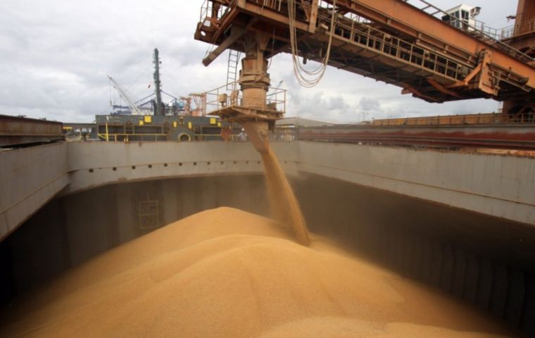 More than 100 cargo ships were kept from loading agricultural goods in Argentina on Tuesday, as a wage strike continued.