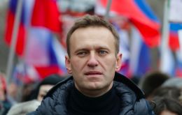Russia’s prison service gave Kremlin critic Alexei Navalny a last minute ultimatum: Fly back from Germany early on Tuesday morning, or be jailed if you return after that deadline