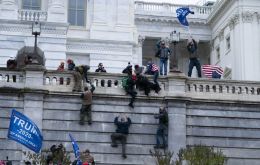 The unprecedented mob in the Capitol, a symbol of the US system, is the result of the US society's severe division and the country's failure to control such division