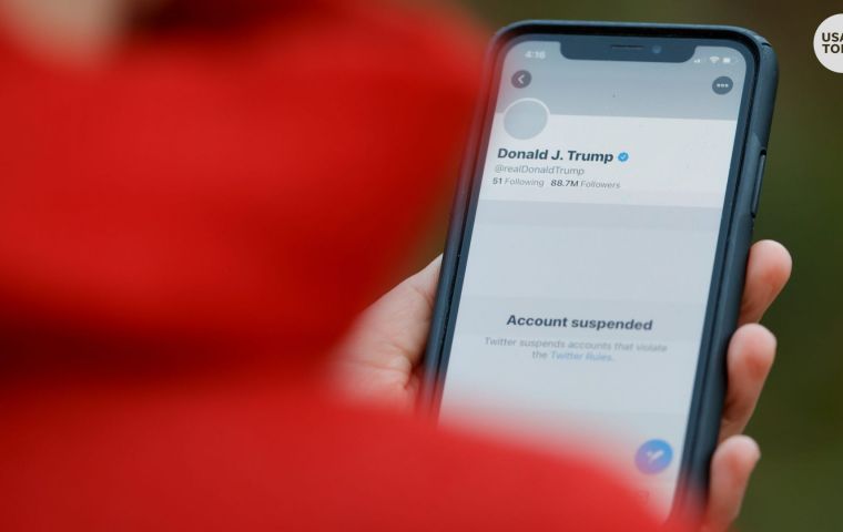 Trump's account in Twitter permanently banned fearing further risk of violence incitement 