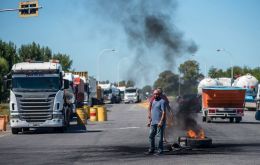 The teamsters grouped in the informal TUDA association, began blocking highways over the weekend, making it hard for grains to reach port terminals