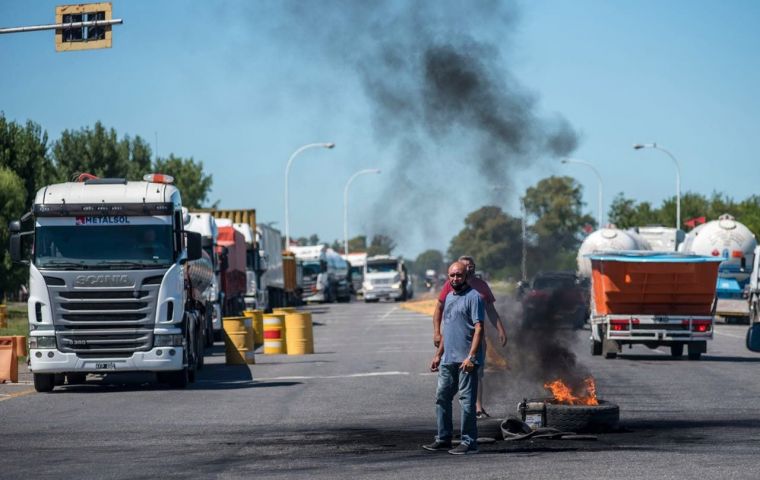 The teamsters grouped in the informal TUDA association, began blocking highways over the weekend, making it hard for grains to reach port terminals